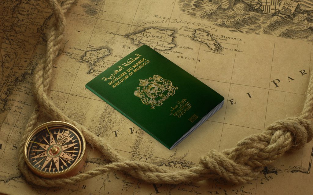 Passeport biométrique marocain sur une carte 