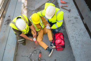 L’assurance accidents du travail prend totalement en charge les frais, allant jusqu’à une indemnité.