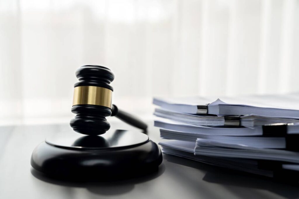 Legalisation de documents: Un marteau de juge et des papiers sur un bureau.