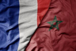 Drapeaux de la France et du Maroc, symbolisant le renouvellement de la carte d'identité marocaine en France.