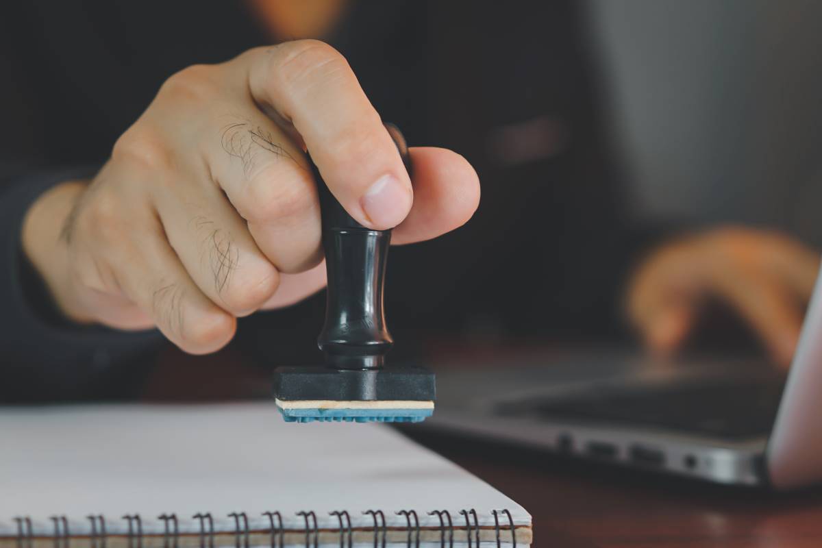 Tampon sur document pour obtenir le certificat de propriété au Maroc.